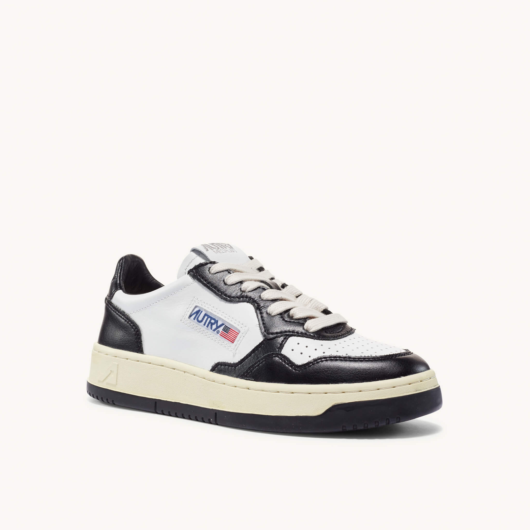 AUTRY | WB01 Sneakers Medalist low bicolor in pelle bianca e nera