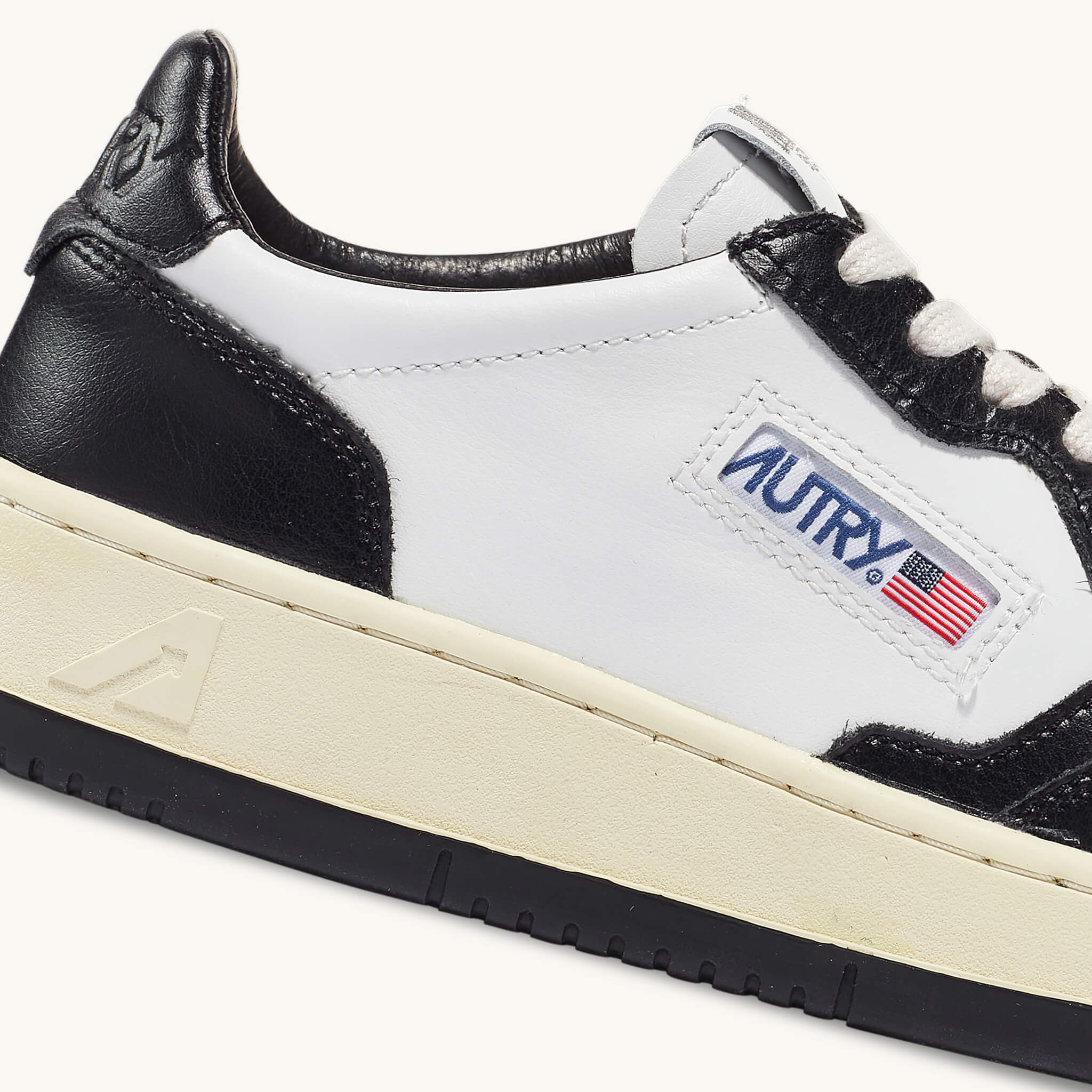 AUTRY | WB01 Sneakers Medalist low bicolor in pelle bianca e nera