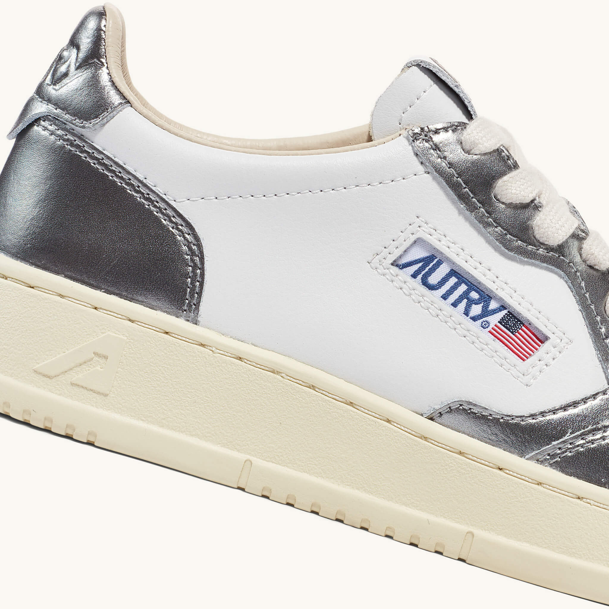 AUTRY | WB44 Sneakers Medalist low bicolor in pelle bianca e grigio metallizzato