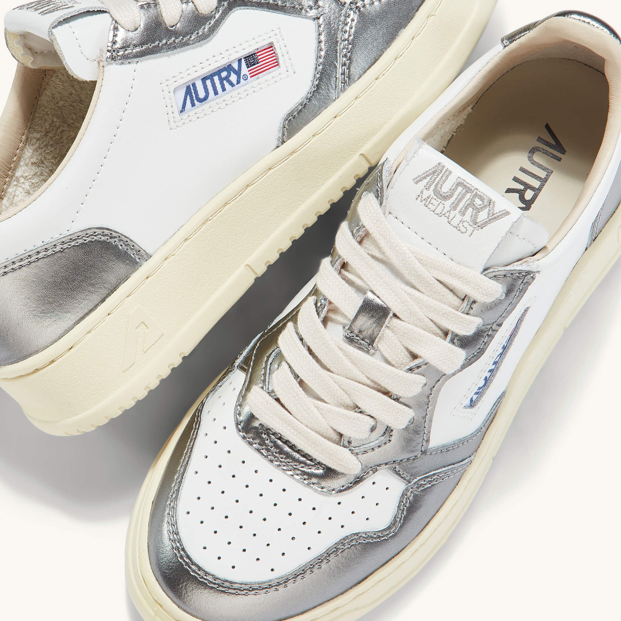 AUTRY | WB44 Sneakers Medalist low bicolor in pelle bianca e grigio metallizzato