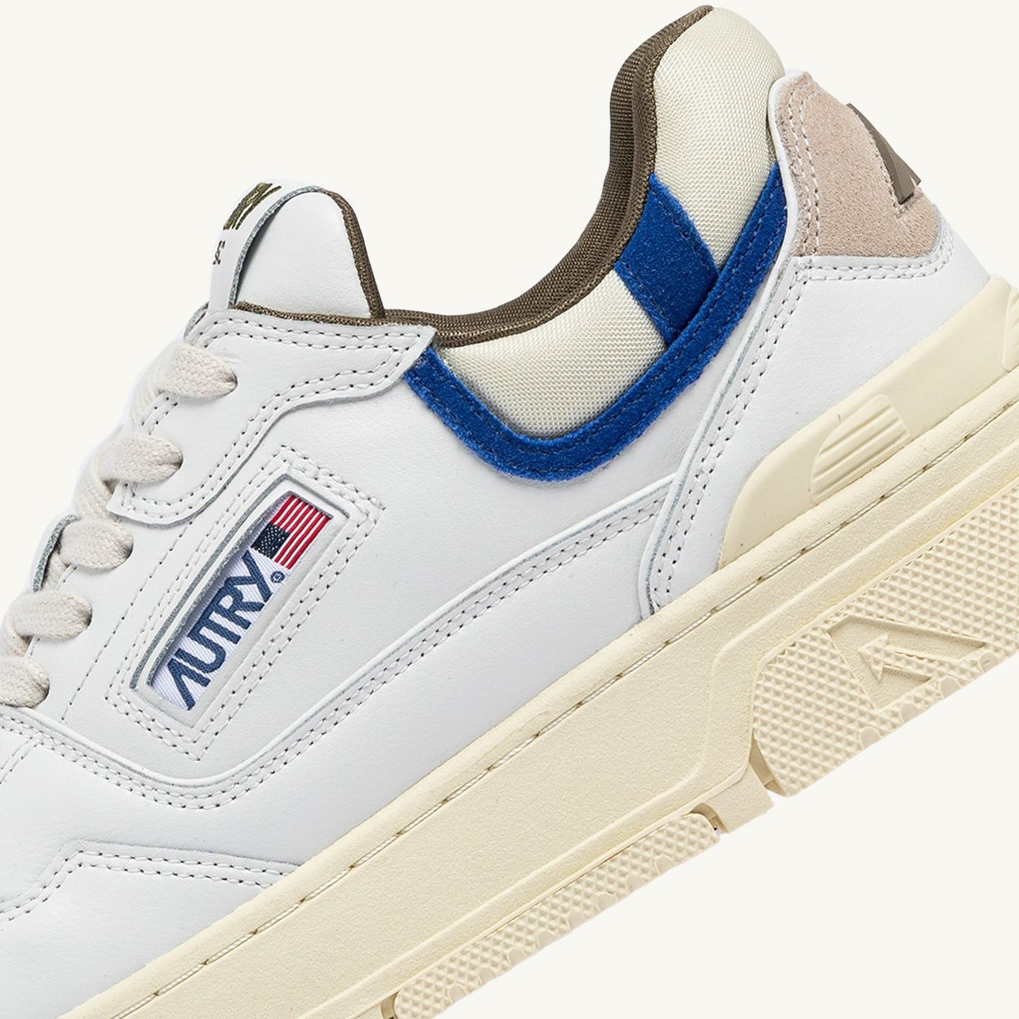 Autry | MY01 Sneakers Clc low in pelle bianca e azzurra