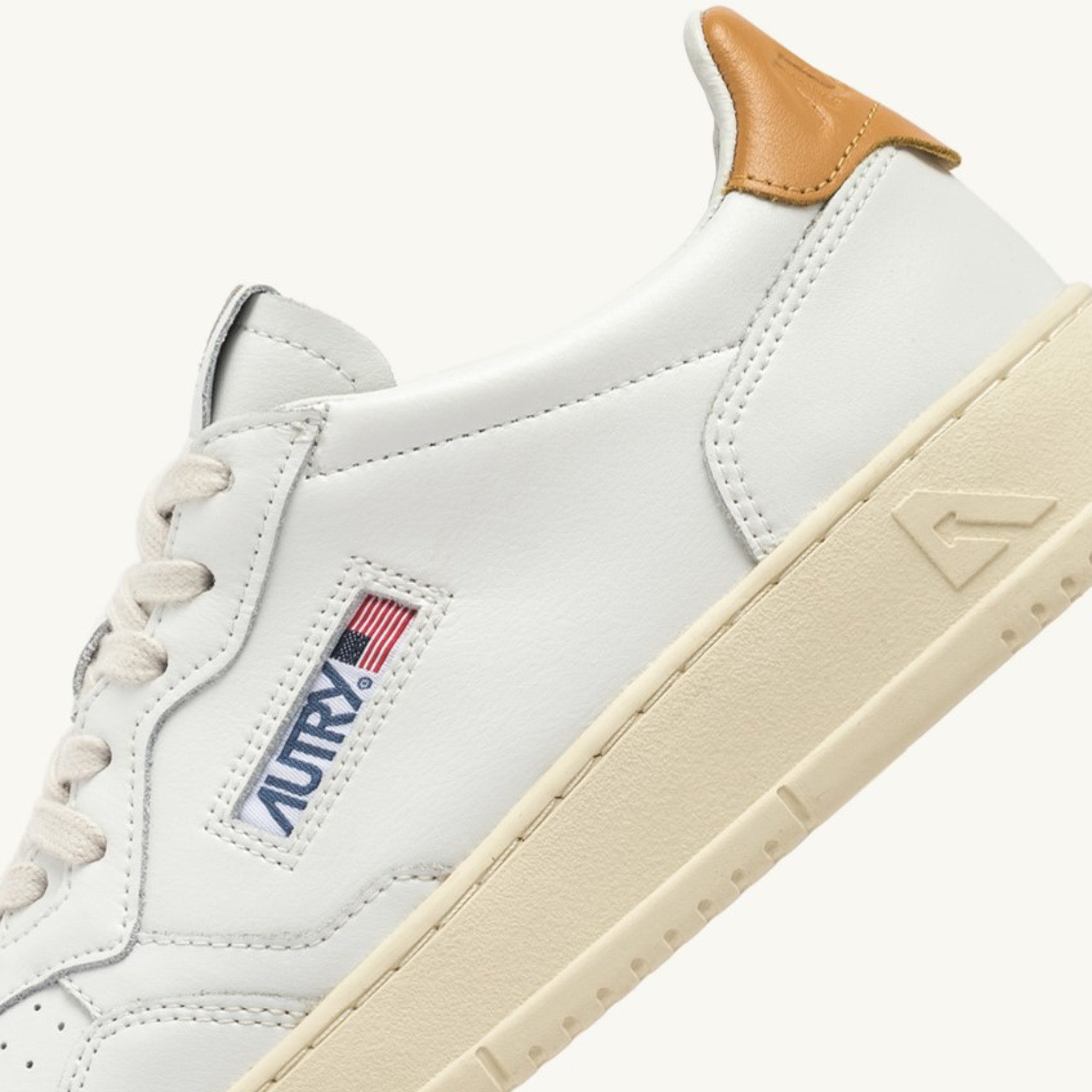 AUTRY | LL76 Sneakers Medalist low in pelle bianca e cuoio chiaro