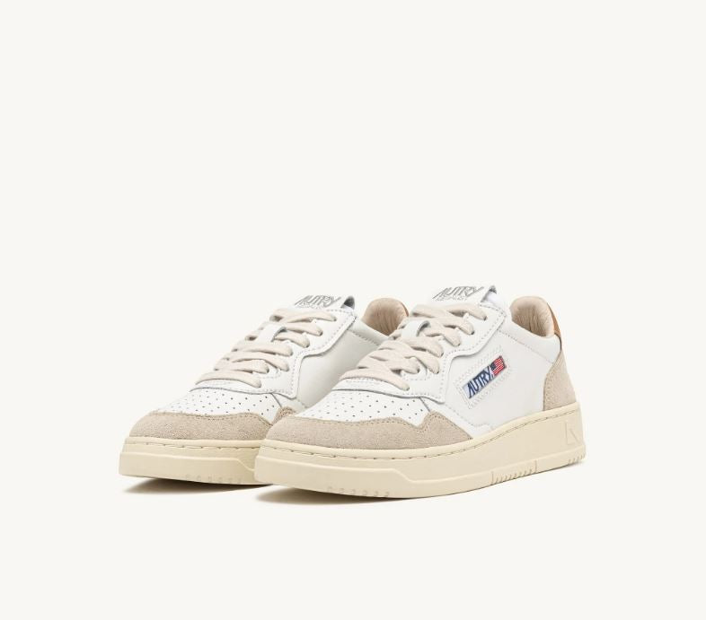AUTRY | LS02 Sneakers Medalist low in pelle bianca e suede bianco e cuoio scuro